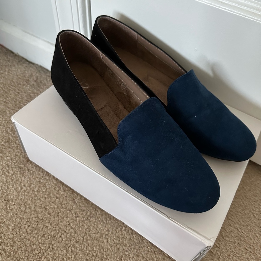 Navy Blue and Black A2 by Aerosoles Flats / Loafers. Size 8.5